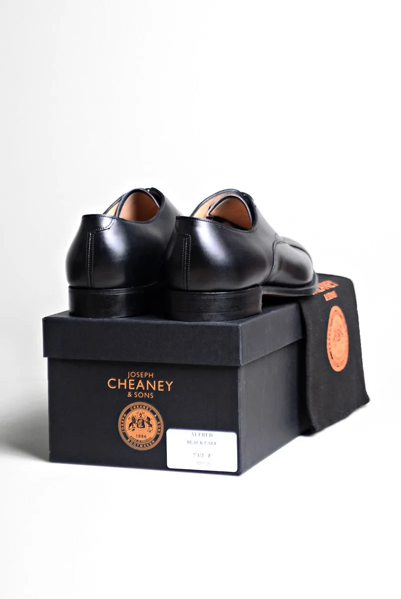 Alfred Capped Oxford in Black Calf Leather