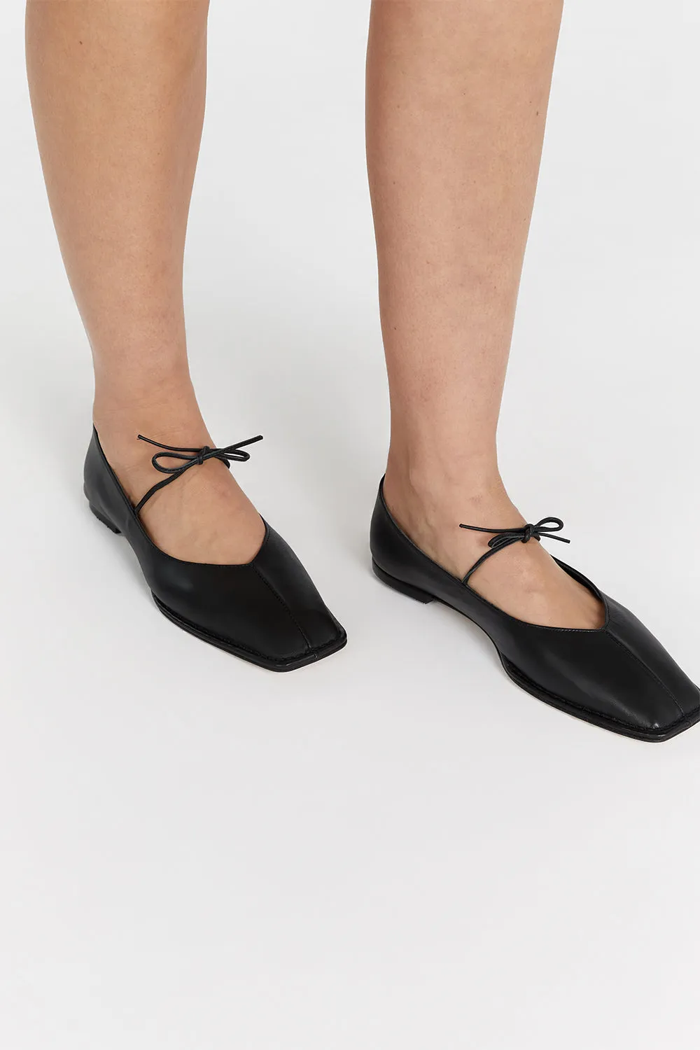 ALOHAS SWAY BLACK LEATHER FLATS