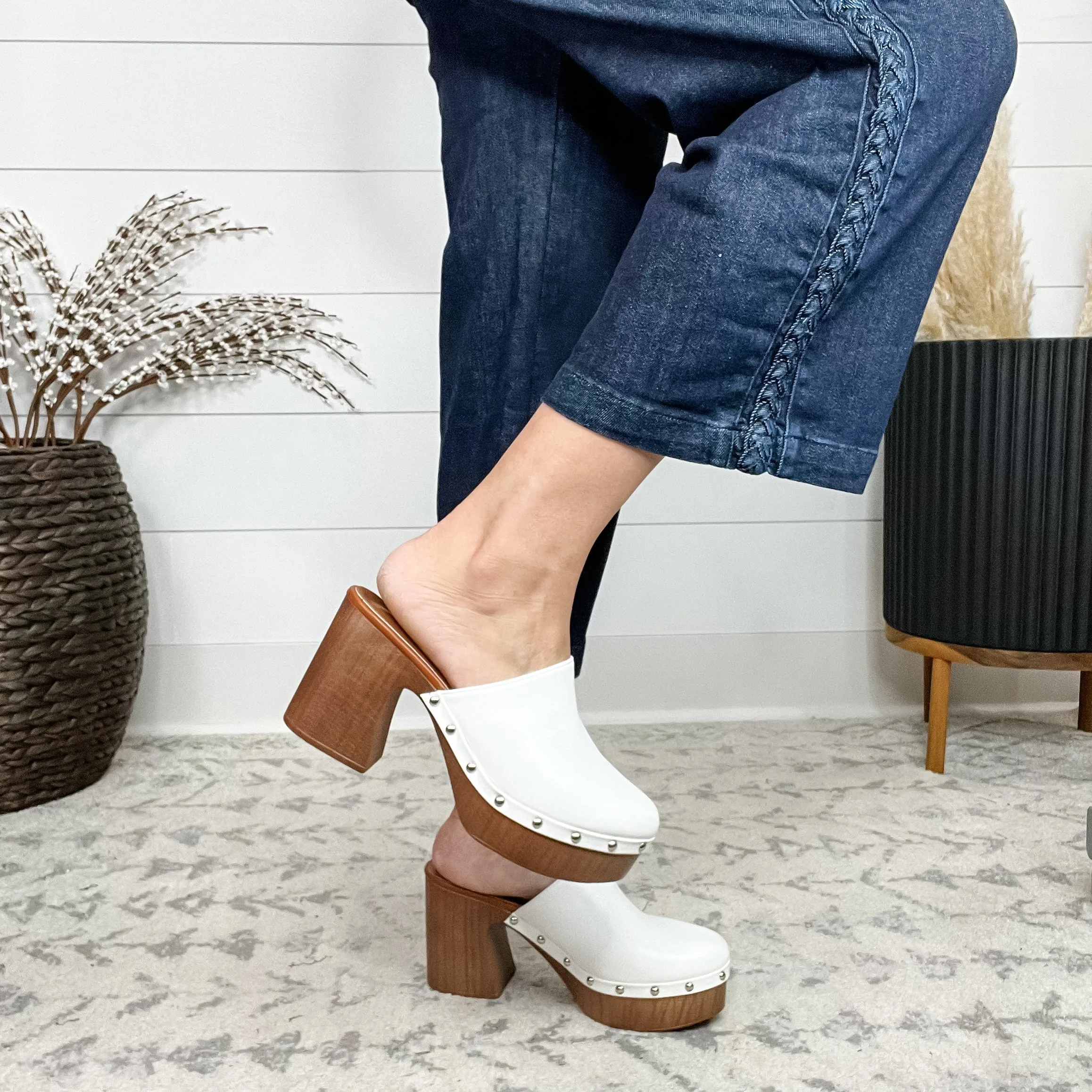 "Nirvana" Clog Mule (White)